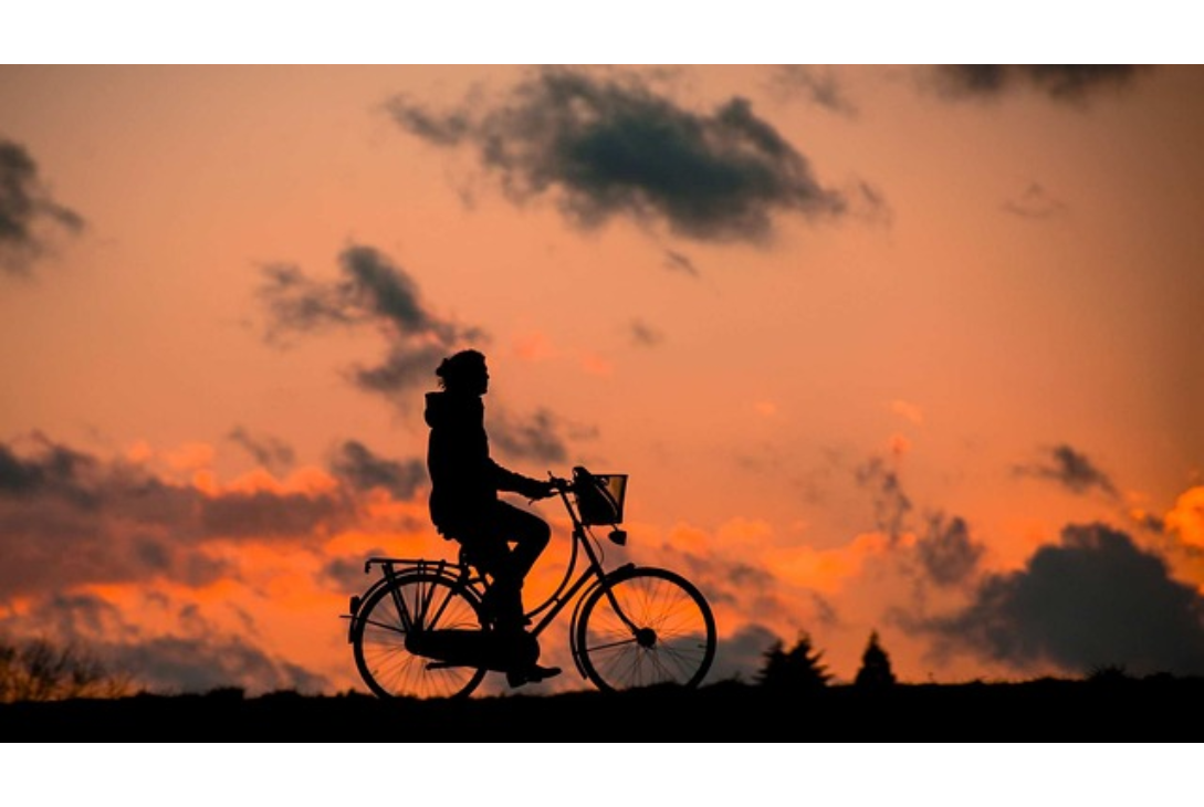 Imagem de uma pessoa pedalando.