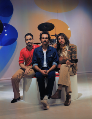 Foto do trio O Terno formado por Tim Bernardes, Guilherme D’Almeida e Biel Basile.