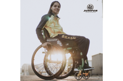 Mesa-tenista Catia Oliveira na cadeira de rodas projetadas pela Jumper Equipamentos.