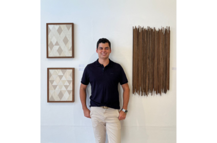Diego Mendonça apresentando suas obras da exposição Um Itinerário de Ressignificação.