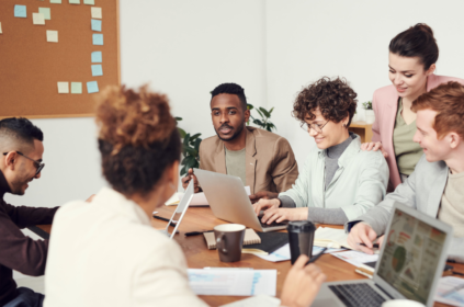 DXiversas pessoas faezndo uma reunião de trabalho.