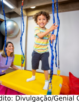 Foto de uma criança autista praticando terapia ocupacional.