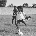 Bob Marley jogando uma partida de futebol com a camisa do Santos F.C.