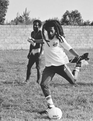 Bob Marley jogando uma partida de futebol com a camisa do Santos F.C.