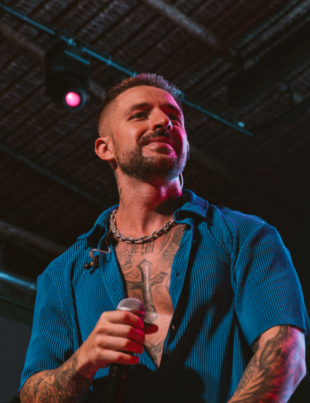 Foto do cantor Bressan se apresentando em um show.