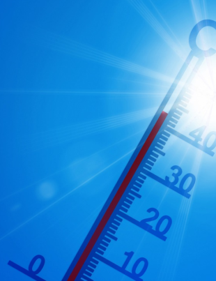 Termômetro de temperatura apontado para o sol mostrando alta temperatura.