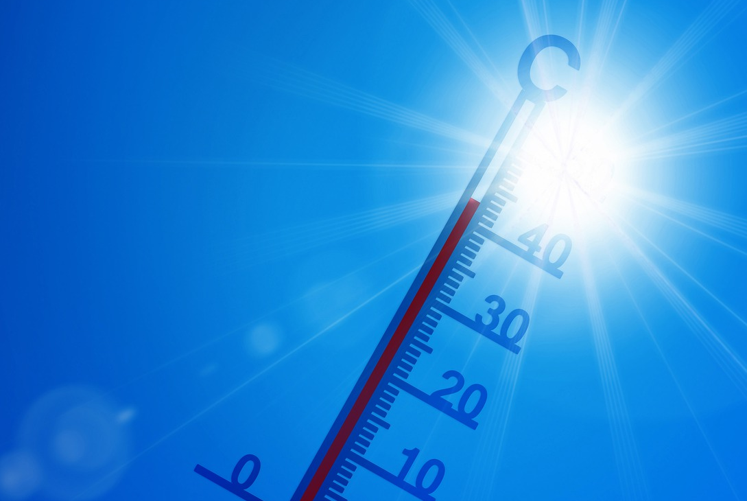 Termômetro de temperatura apontado para o sol mostrando alta temperatura.