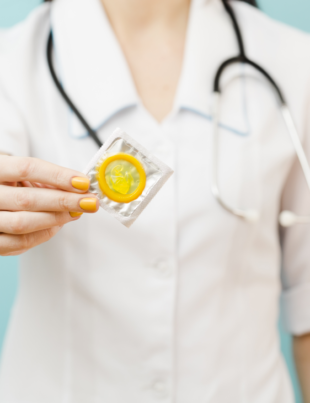 Médico entregando uma camisinha feminina para a paciente.