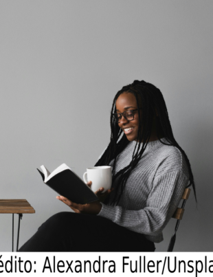 Foto de uma pessoa negra lendo.