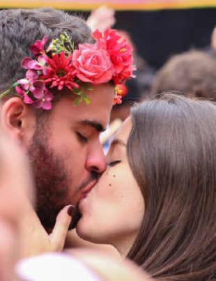 Imagem de um casal fantasiado se beijando no Carnaval.