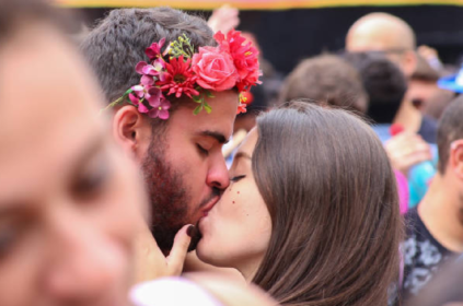 Imagem de um casal fantasiado se beijando no Carnaval.