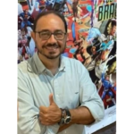 Foto do entrevistado Raphael Gomide, co-curador da exposição Do Gibi aos Quadrinhos - Os Super-Heróis Brasileiros.