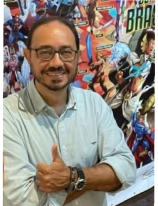 Foto do entrevistado Raphael Gomide, co-curador da exposição Do Gibi aos Quadrinhos - Os Super-Heróis Brasileiros.