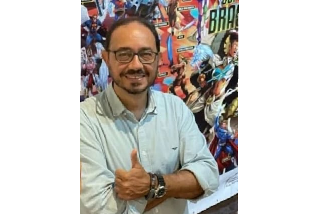 Foto do entrevistado Raphael Gomide, co-curador da exposição Do Gibi aos Quadrinhos - Os Super-Heróis Brasileiros.