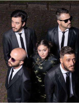 Foto dos integrantes da banda Fantástico Caramelo.
