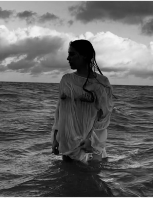 Foto de Luiza Pereira para divulgação de novo single de sua carreira solo.