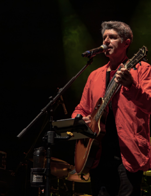 Foto do cantor Leoni se apresentando em um show.