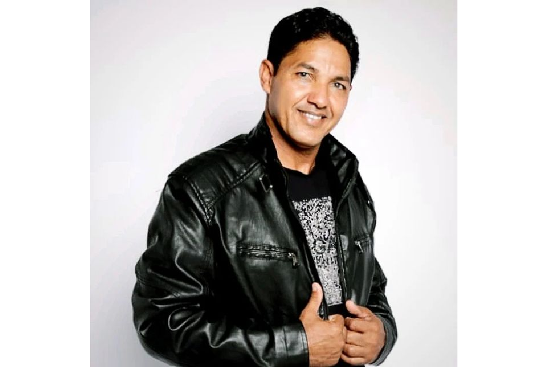 Foto do cantor gospel Neiv Gomes vestindo uma jaqueta preta..