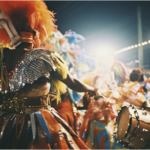 Foto de uma apresentação carnavalesca.