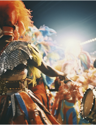 Foto de uma apresentação carnavalesca.