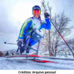 Foto da paratleta Aline Rocha esquiando na neve.