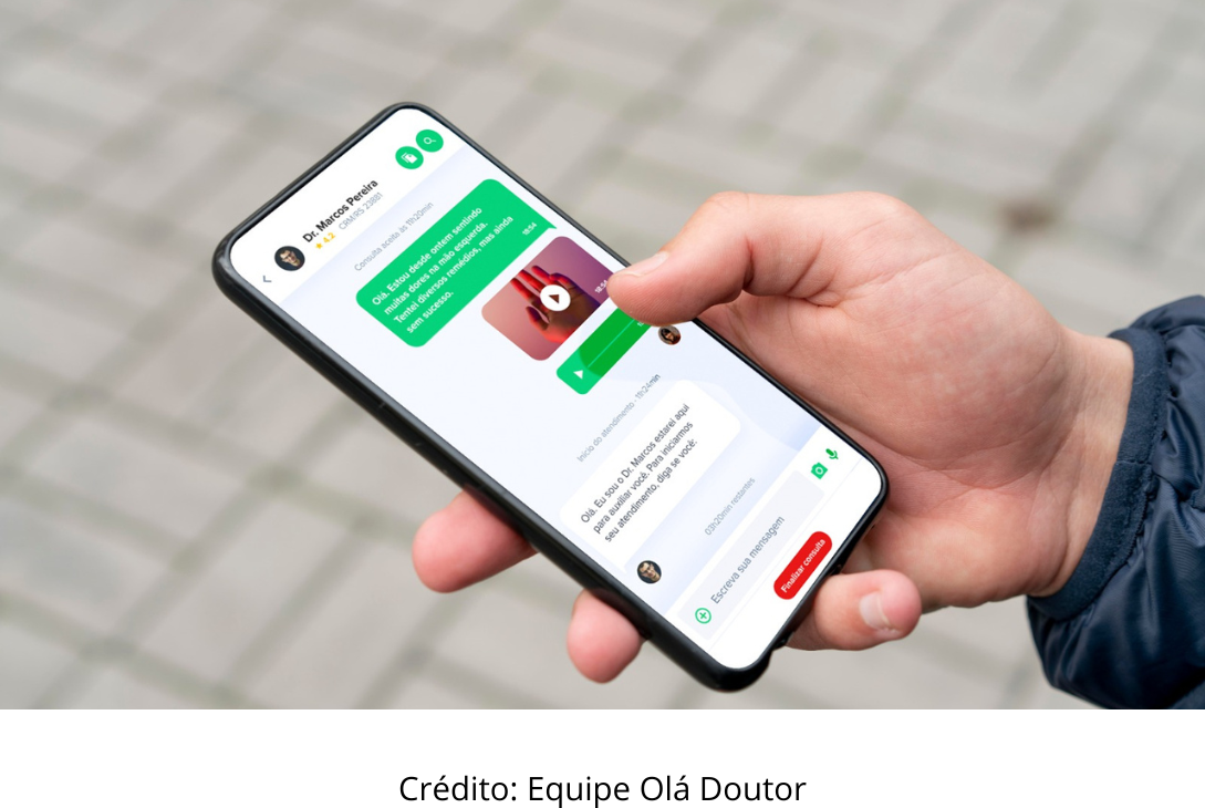 Foto de uma pessoa usando o app Olá Doutor no celular.