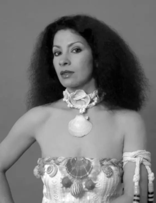 Foto da cantora Clara Nunes.
