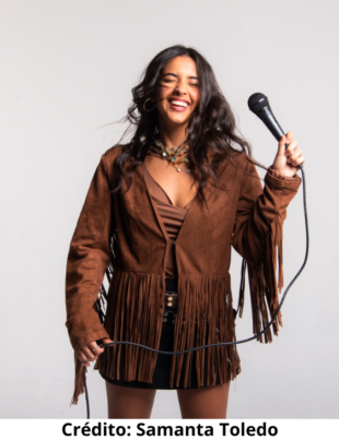 Foto de Clarissa Chaves em um momento de alegria casual e espontânea.