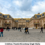 Foto de frente da entrada do Palácio de Versalhes.