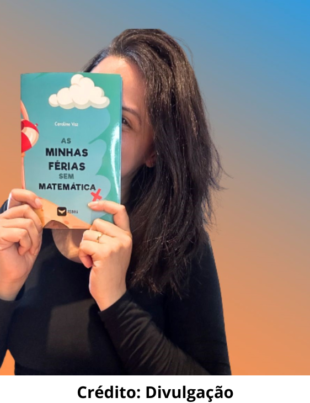 Foto da escritora Caroline Vaz segurando seu livro infantil.