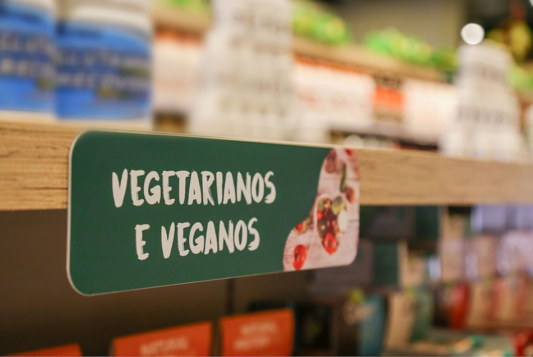 Foto de uma seta indicando produtos vegetarianos e veganos.