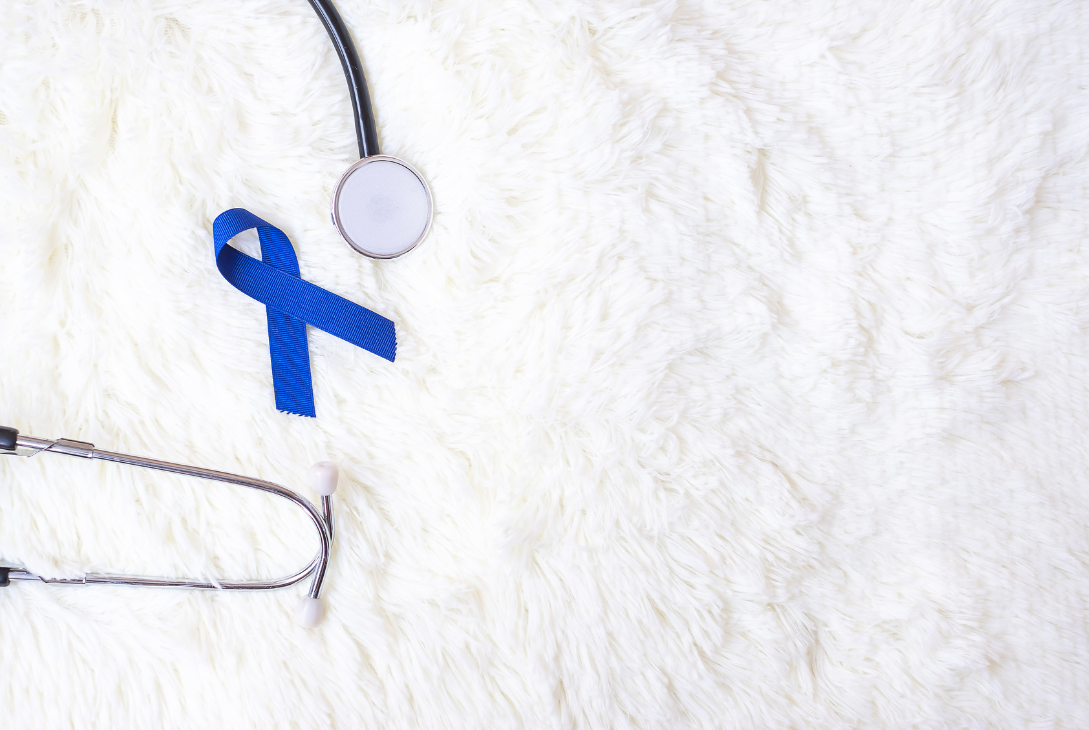 Foto ilustrativa de um laço azul e um estetocópio médico.