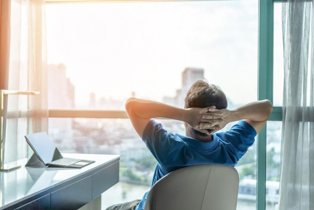Foto ilustrativa de uma pessoa relaxando após expediente no trabalho.