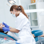Foto ilustrativa de uma dentista realizando procedimentos dentais.