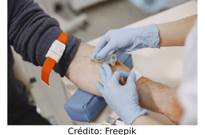 Foto ilustrativa de uma pessoa doando sangue.