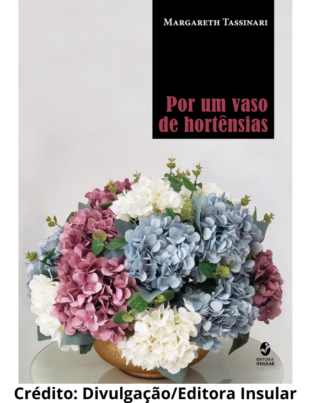 Capa do livro Por um vaso de hortênsias escrito por Margareth Tassinari.