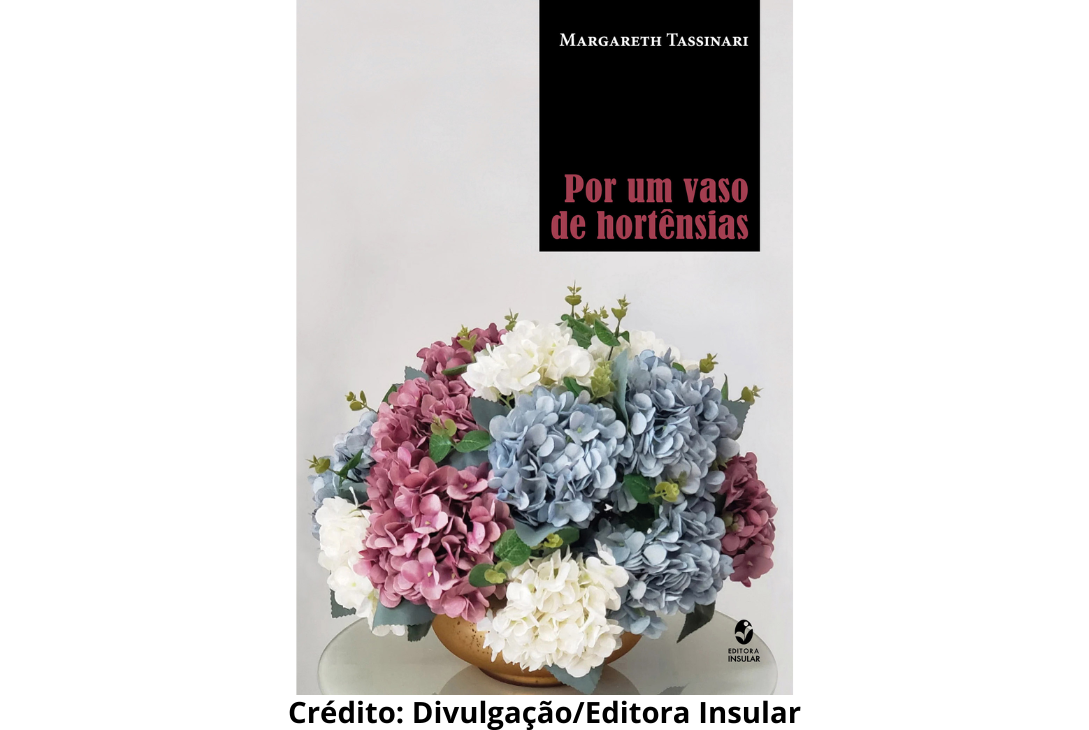Capa do livro Por um vaso de hortênsias escrito por Margareth Tassinari.