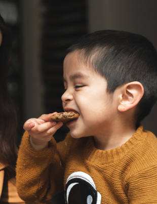 Foto ilustrativa de uma mulher alimentando uma criança supostamente autista.