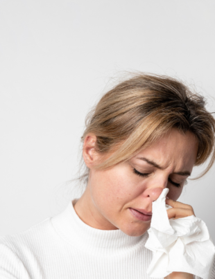 Foto ilustrativa de uma mulher que está sofrendo de alergia.