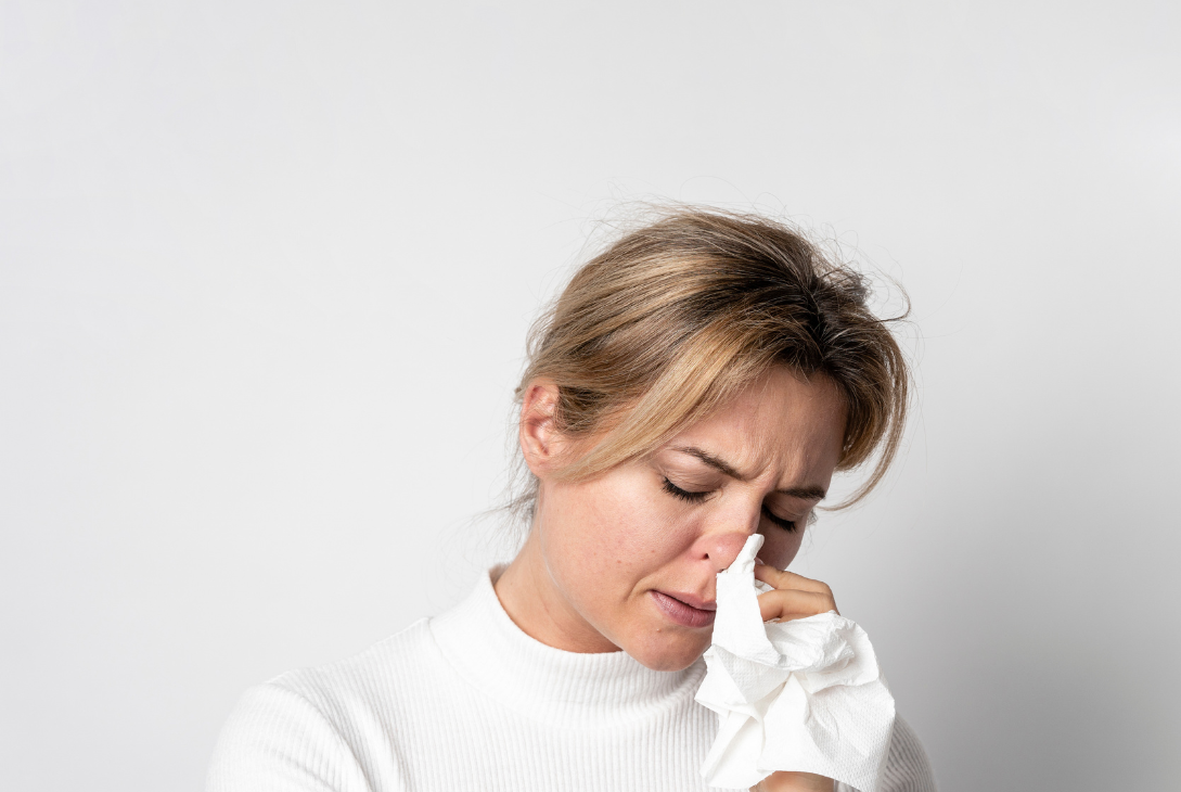 Foto ilustrativa de uma mulher que está sofrendo de alergia.