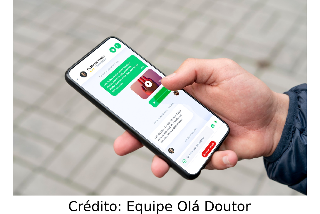 Foto de uma pessoa no celular usando o App Olá Doutor.