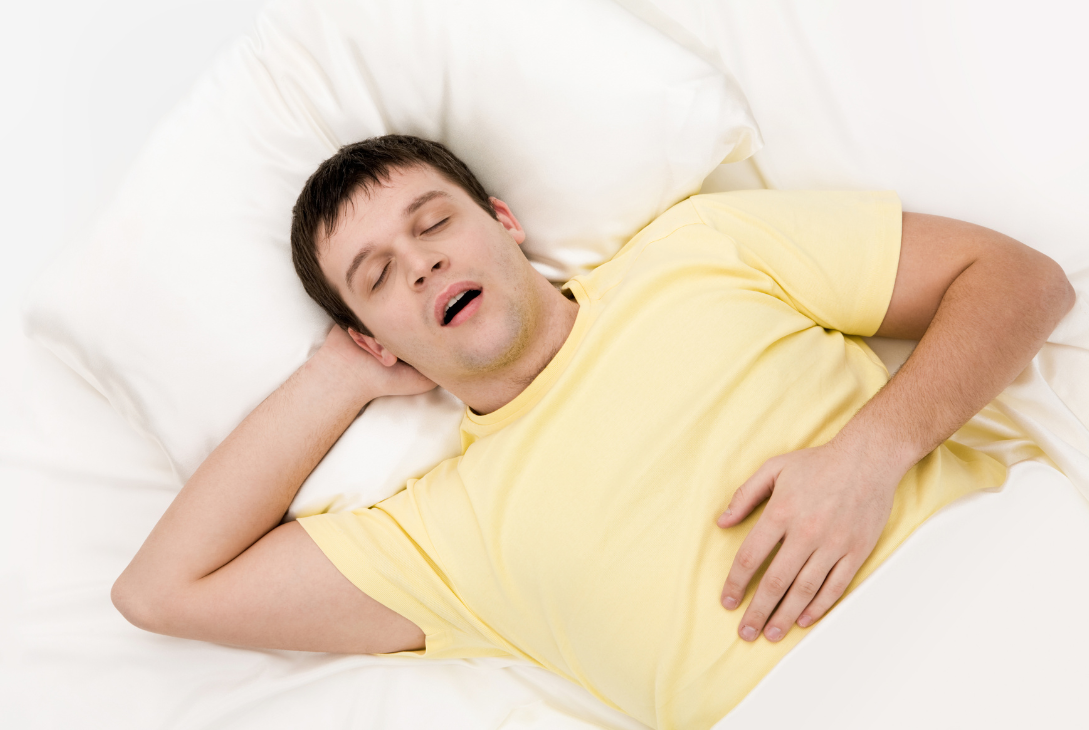 Foto ilustrativa de um homem rocando enquanto dorme.