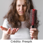 Imagem ilustrativa de uma mulher vendo que está perdendo o cabelo.
