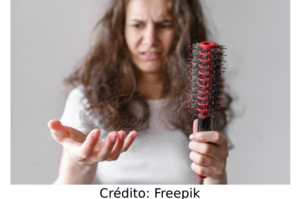 Imagem ilustrativa de uma mulher vendo que está perdendo o cabelo.