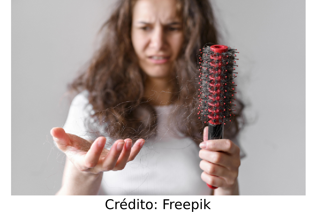 Imagem ilustrativa de uma mulher vendo que está perdendo o cabelo.