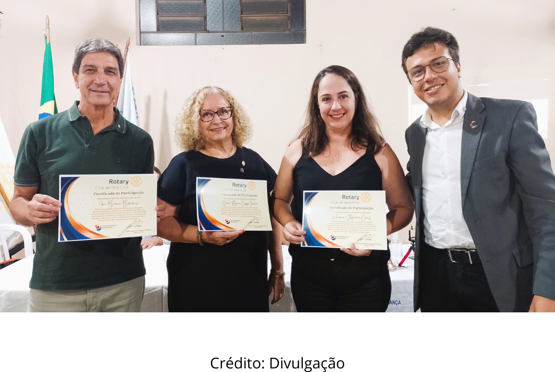 Foto das mulheres rotarianas sendo homenageadas pelo Rotary Club de Vera Cruz.