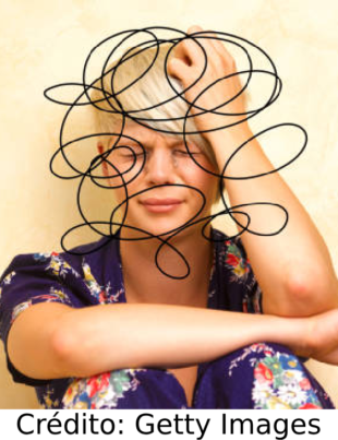 Foto de uma mulher com TDAH tendo dificuldades de organizar os pensamentos.