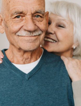 Foto ilustrativa de um casal de idosos demonstrando afeto.
