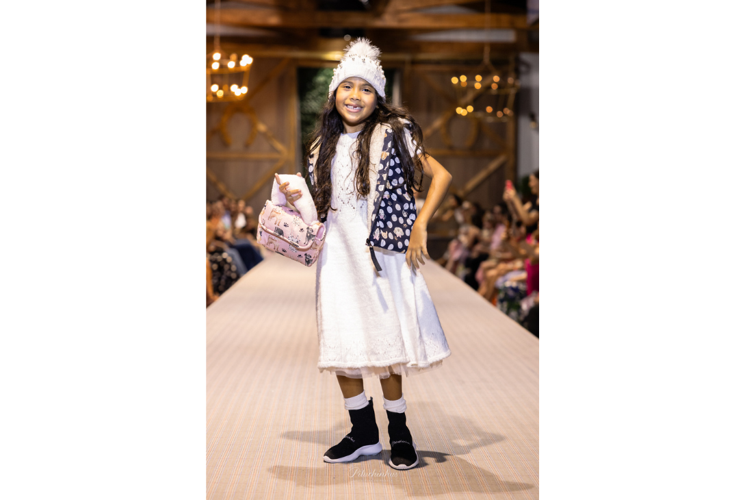 Foto das modelo mirim Ana Livia Monteiro em desfile de moda infantil.