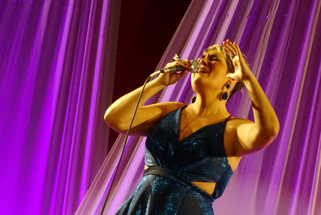 Foto de apresentação musical da cantora Andréia Pedroso.